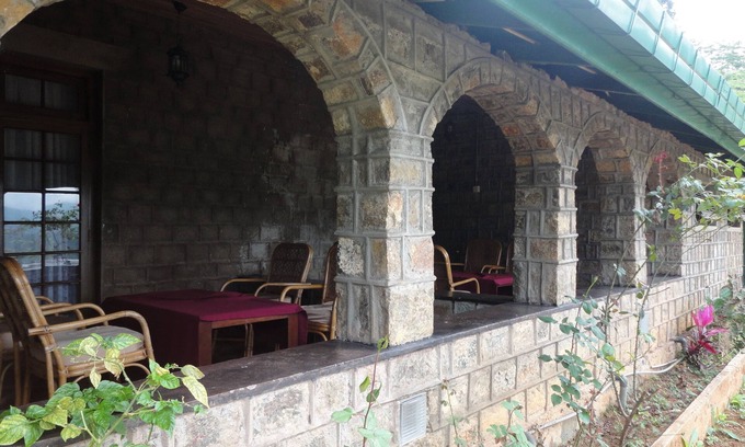Hatton House | Relax at Castlereigh Holiday Bungalow with Spa Amenities