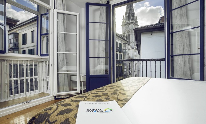 Bilbao Old Town House | Welcoming Bilbao Gurea: Family-Friendly with Spa Amenities