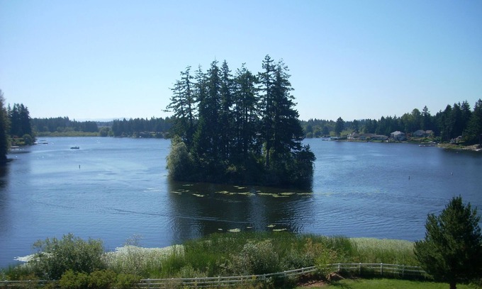 Lacey House | Comfortable Stay in a Beautiful Lake View Location