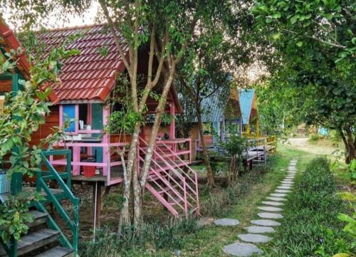 Quan Tom House | Experience Old Straw House - Family-Friendly Retreat