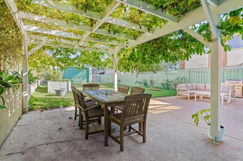 Rathmines House | Family-Friendly Catalina Bay Getaway with Pet Amenities