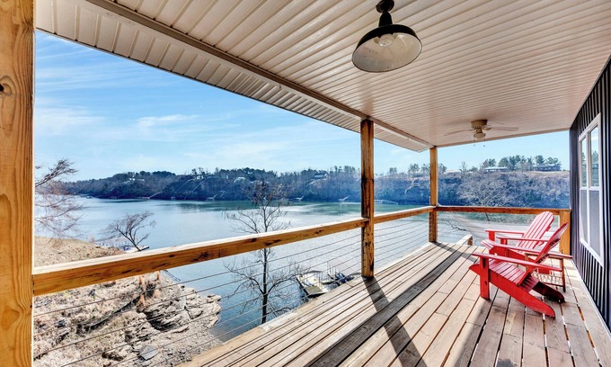 Cullman House | Modern Lake House with Breathtaking Views and Fast Internet