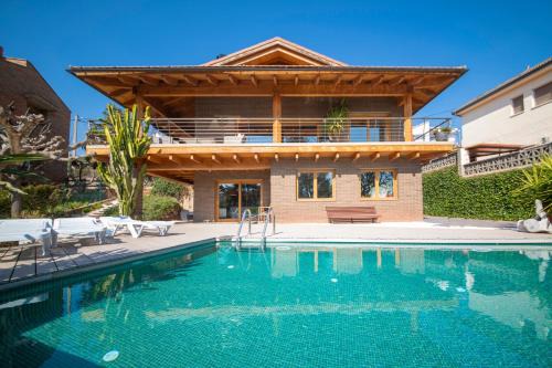 Torrelles de Llobregat Villa | Relax at Catalunya Casas: Infinity Pool & Scenic Views