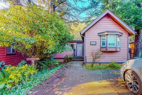 Brookings House | Family-Friendly Retreat at Catch a Wave, B-15 with Hot Tub