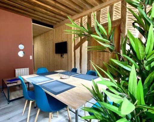 Moulins Apartment | Child-Friendly Getaway Near Cathédrale – Rated 9/10
