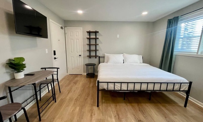 Joslyn Castle Apartment | Affordable Cathedral Studio: Ideal for Families and Kids