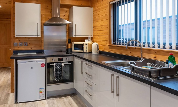 Ely Cabin | Relax at Cathedral View 4: Lodge with Hot Tub & Breakfast