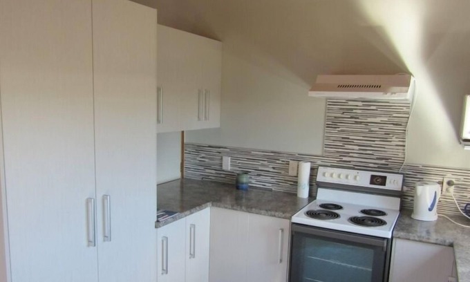 Whangamata Cottage | Inviting Cath's Cottage on Mayfair: Rated 9.8/10, Pool & Breakfast