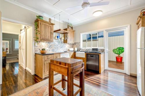 Parramatta Park House | Cozy Cathy's Cottage: Family-Friendly with Fireplace Charm