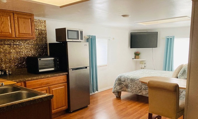 Denver Apartment | Picturesque Catskill Mountain Studio with Lake View & Pool