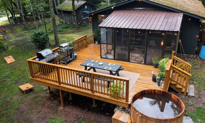 Town of Denning Cabin | Inviting Pet-Friendly Cabin with Cedar Hot Tub in Catskills
