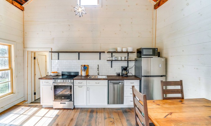 Town of New Baltimore Apartment | Cozy Catskills Cabin Retreat on 100 Acres with Lake