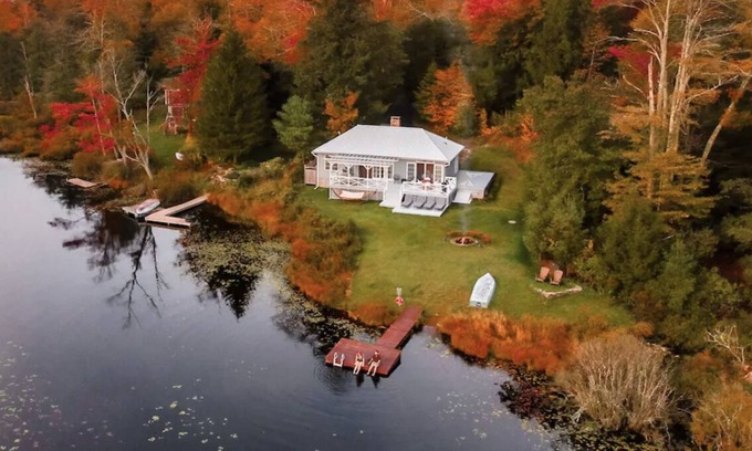 Roscoe House | Modern Lakefront Cottage in Catskills with Pool & Breakfast