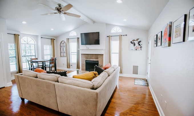 Maple Run House | Experience Cattle House: Relax in the Texas Hill Country
