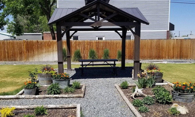 Lovell Hotel | Discover Cattlemen Motel: Rated 8.8 with Family-Friendly Amenities