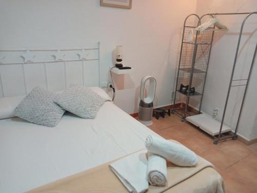 Old Town Apartment | Family-Friendly Cau d'en Magí - Highly Rated Retreat