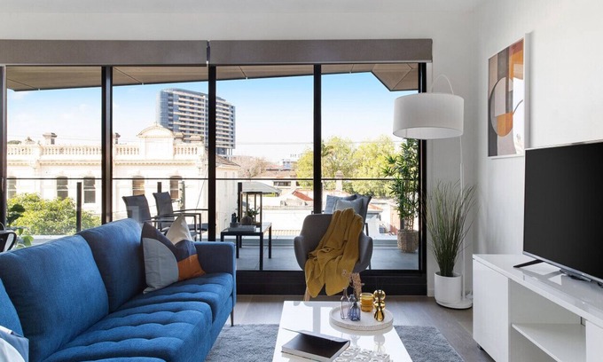 Caulfield North Apartment | Chic Abode at Caulfield: Family-Friendly with Breakfast