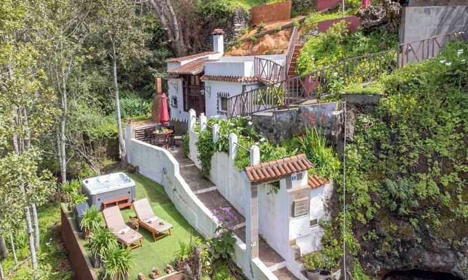 Moya House | Cave House in Fontanales with Jacuzzi & Views