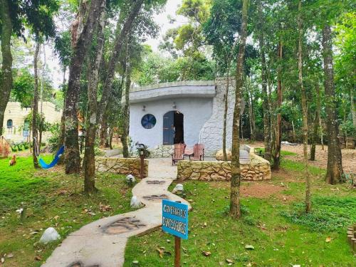 Bueno Brandao House | Pet-Friendly Retreat at Casa dos Flinstones, Vila Mágica