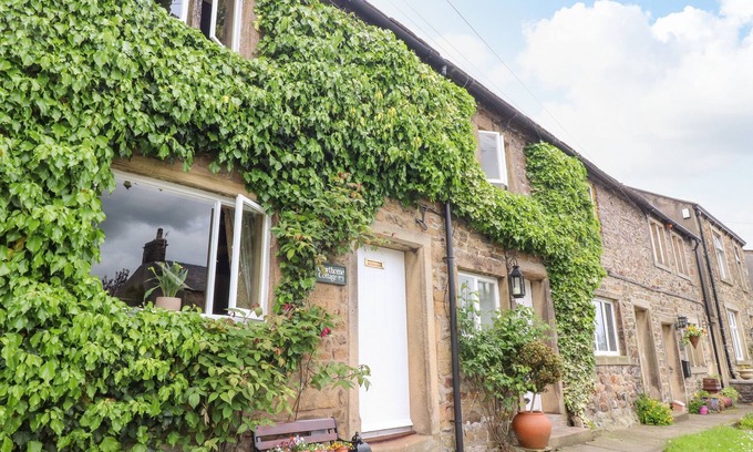 Pendleton Cottage | Explore CAWTHORNE COTTAGE: Family-Friendly Retreat in Barrow