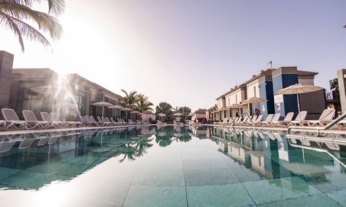 Costa Meloneras Hotel | Relax at Caybeach Meloneras: Pools, Spa & Family Fun