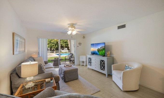 Holmes Beach Condo | Oceanfront Cayman Cay 107: Family-Friendly Condo Retreat