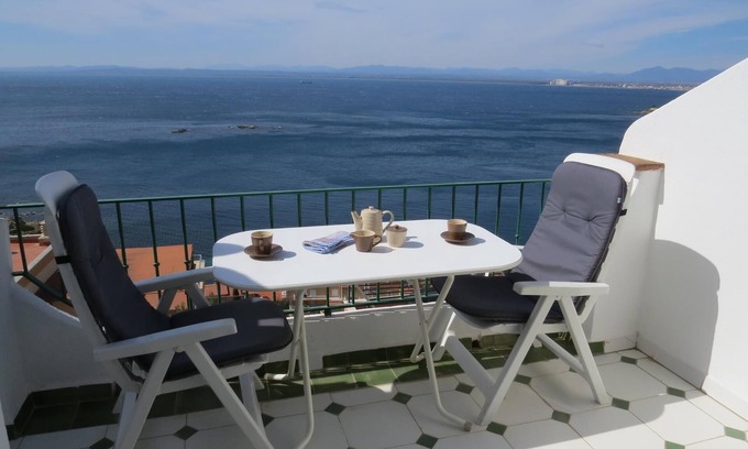 Almadraba-Canyelles Cottage | Seaside Escape: Semi-Detached Home with Pool Access