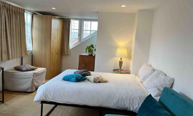 Rotherhithe House | CB53 Tower Bridge Townhouse: 4-Star Retreat with Free Parking