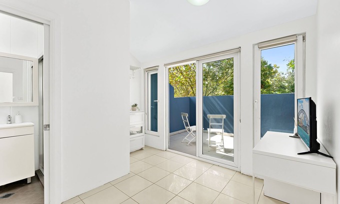 Pyrmont House | Cozy Retreat Steps from Darling Harbour and Fish Market