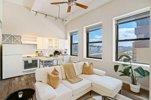 Downtown Cincinnati Apartment | CBD OTR 1BR Gym Pool Stadium View