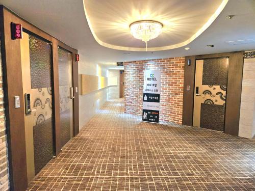 Beomil-dong Hotel | 5-Star CC Hotel: Family-Friendly with Hot Tub & Kitchen