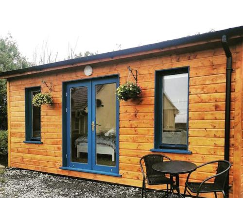 Doolin Apartment | Cozy Ceaser's Cabin: Pet-Friendly Retreat with 9.3 Rating
