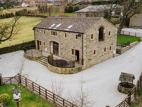 Halifax House | Guest Rated 9.5: Cedar Barn with Hot Tub & Family-Friendly Fun