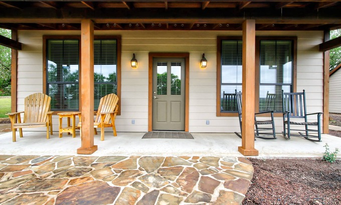 Comfort Apartment | Cozy Cabin Retreat at Riven Rock Ranch with Pool & Breakfast