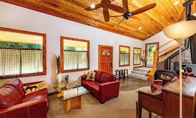 Blanchard Cabin | Cozy Cedar Cabin Retreat near Silverwood with Breakfast