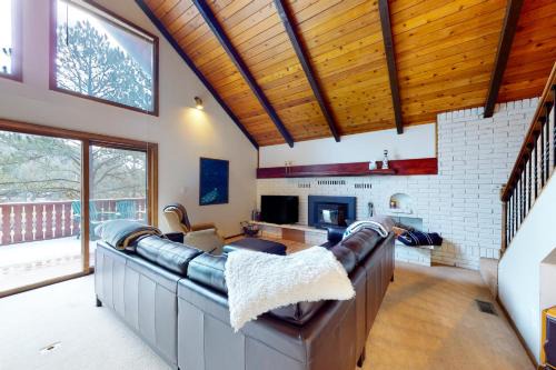 Lyons House | Cozy Cedar Cabin: Family-Friendly Escape in Nature