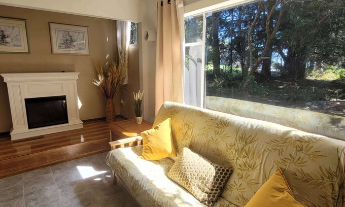 Powell River Cabin | Charming Cedar Cottage: 2 Bedroom Retreat Near Lund