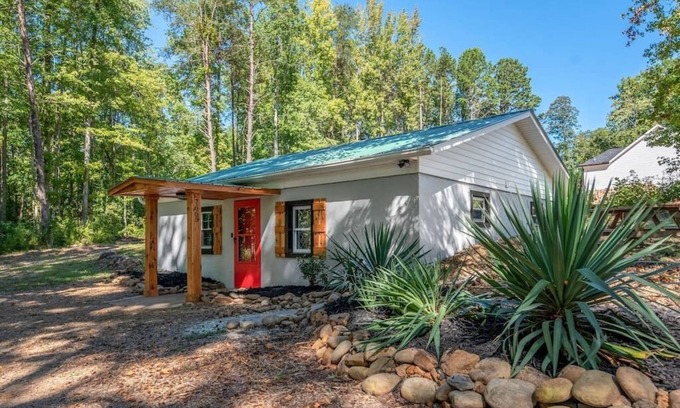 Westport House | Discover Cedar Cottage: Family-Friendly Getaway by Lake Norman