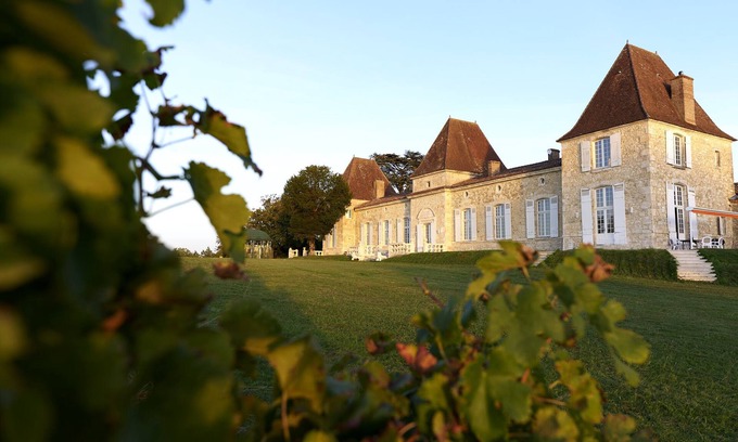 Espiens Cottage | Experience Cedar Cottage in a 17th Century Castle