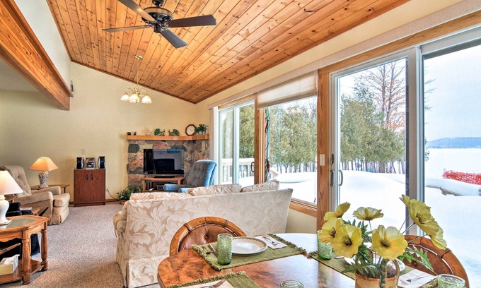 Cedar Cottage | Cozy Cedar Cottage: Private Beach Retreat on Lake Leelanau