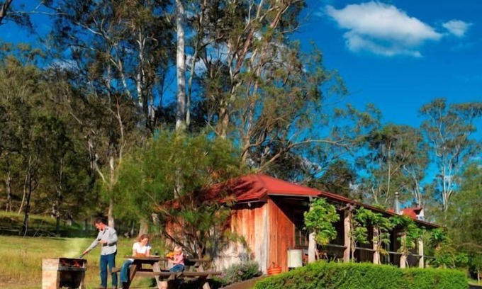 Sweetmans Creek Cottage | Inviting Cedar Creek Cottages: 4-Star Family Getaway