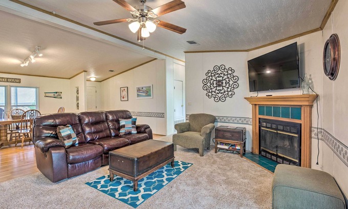 Kemp House | Inviting Texas Home with Deck Near Cedar Creek Reservoir