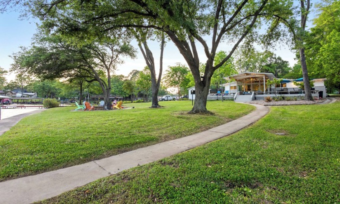 Cedar Creek Reservoir House | Cedar Creek Lake Waterfront Home for 10: Gameroom, private dock 1 hr. SW of DFW