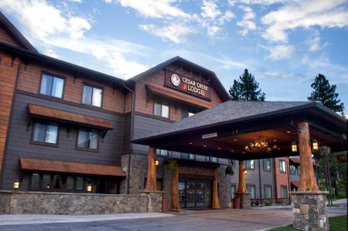 Columbia Falls Hotel | Inviting Cedar Creek Lodge with Ocean View & Pool Access
