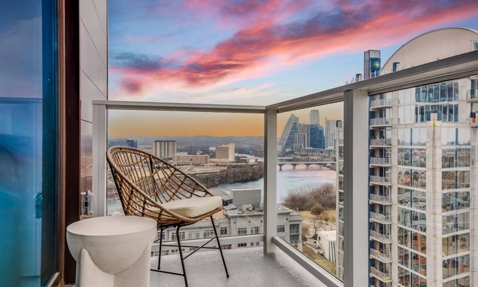 East Cesar Chavez Condo | Stylish Cedar Door Condo in Austin with Pool & Pet Friendly