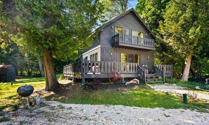 Algoma House | Family-Friendly Cedar Downs Cabin with Kitchen & Pet Perks