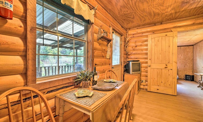 Davis Cottage | Inviting Davis Cabin with Deck by Honey Creek Awaits You!