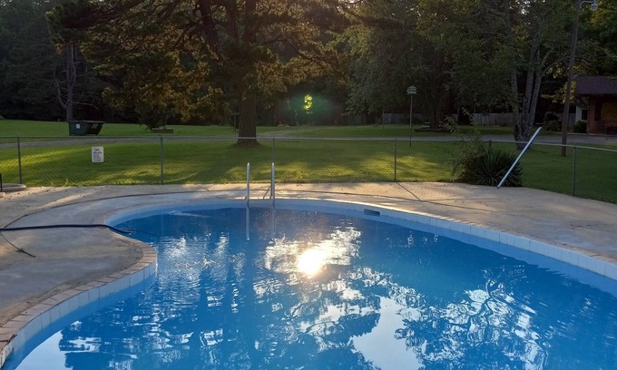 Morrilton Hotel | Cozy Cedar Falls Motel with Pool and Breakfast Included