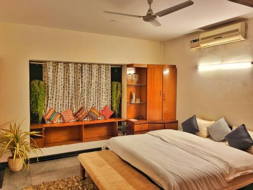 Domlur House | Pet-Friendly Cedar with Scenic Golf Course Views