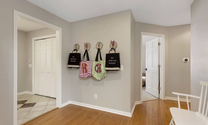 Union Pier House | Stylish Cedar Hollow Cottage with Hot Tub Steps from Beach